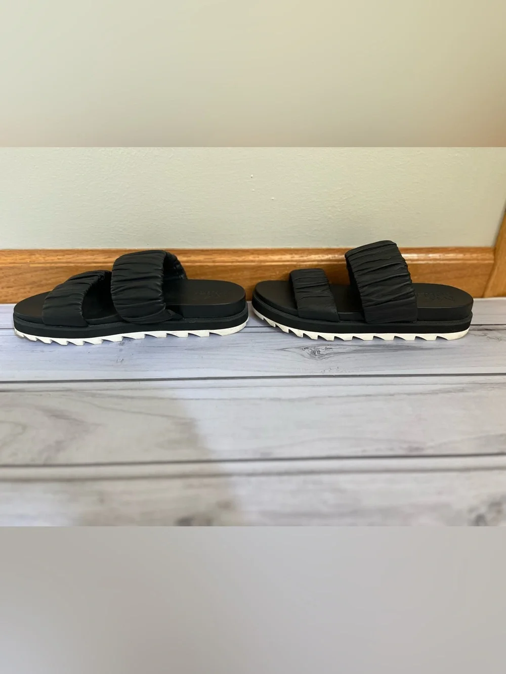 Women’s Sorel black Roaming 2 ruched strap slip on slide sandal. Size 7.5